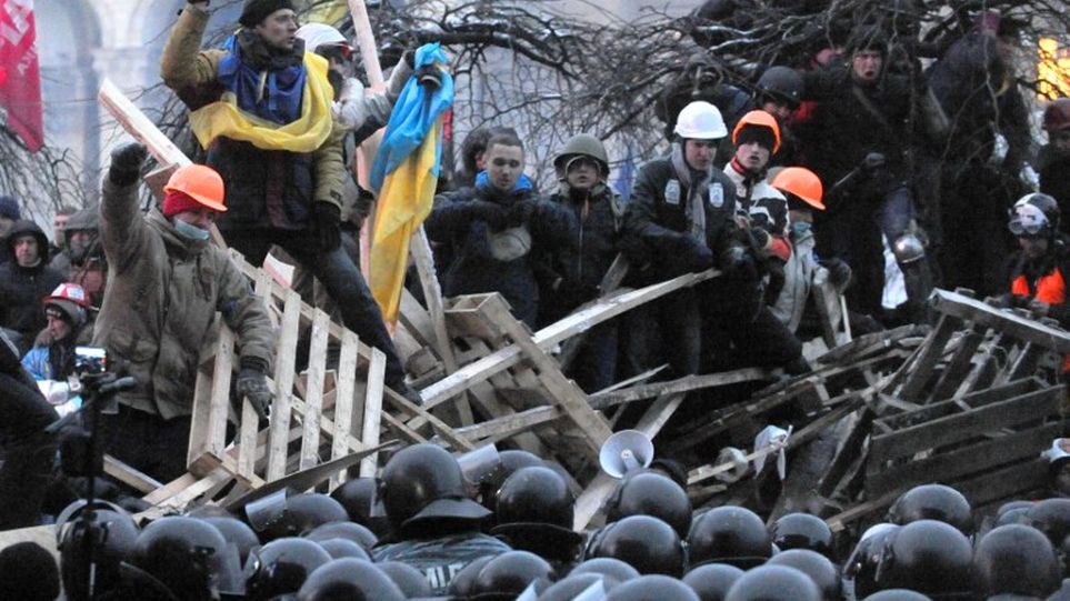 ucranianos-protestas-Kiev-enfrentamiento-manifestantes_MEDIMA20131219_0113_3