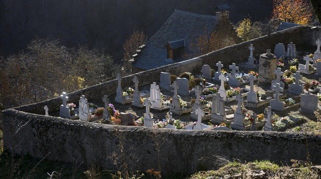 BAUSEN 14-12-2015  CEMINTIRI I VISTA GENERAL DE BAUSENFOTO RAMON GABRIEL