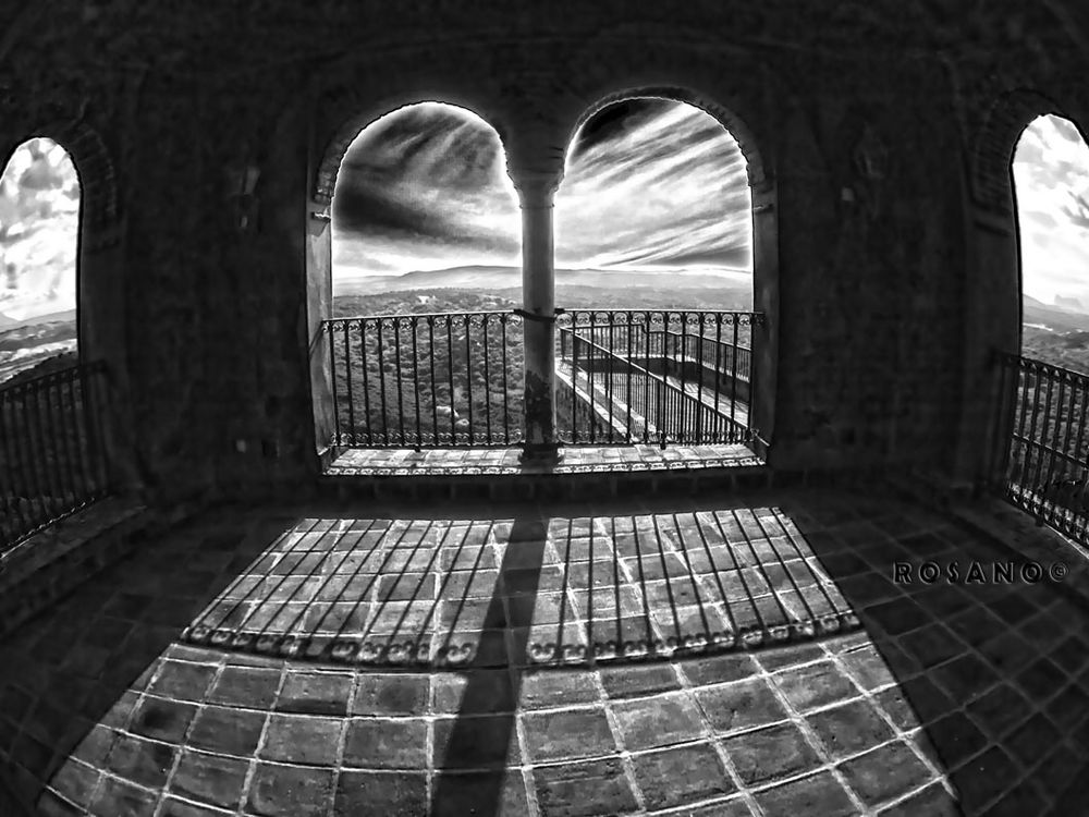 ventanal-castillo-cfd1f620-86e7-4060-ba26-0f3551b3af78